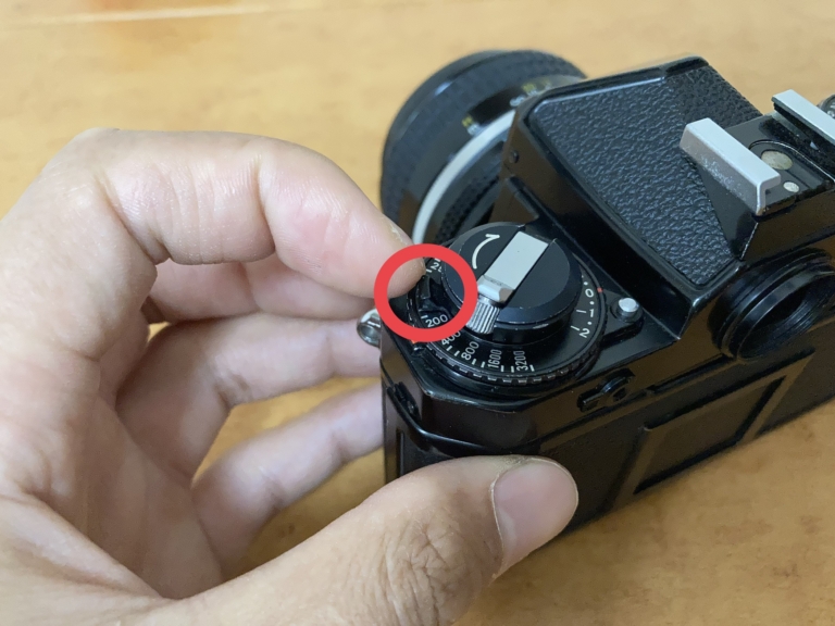 フィルムカメラの基本的な操作方法を「Nikon FE」を使って紹介します。フィルムの装着から取り出しまで 銀塩日記